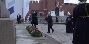 Путин возложил цветы к памятнику Минину и Пожарскому на Красной площади