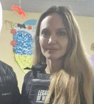 Анджелину Джоли призвали посетить донецкую "Аллею ангелов" с гуманитарной миссией