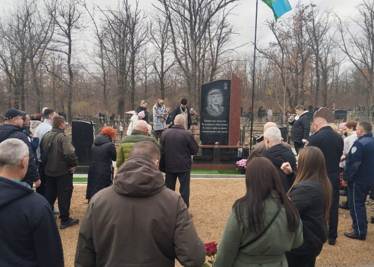 Служил Отечеству: В Донецке почтили память погибшего сотрудника МВД Служил Отечеству: В Донецке почтили память погибшего сотрудника МВД