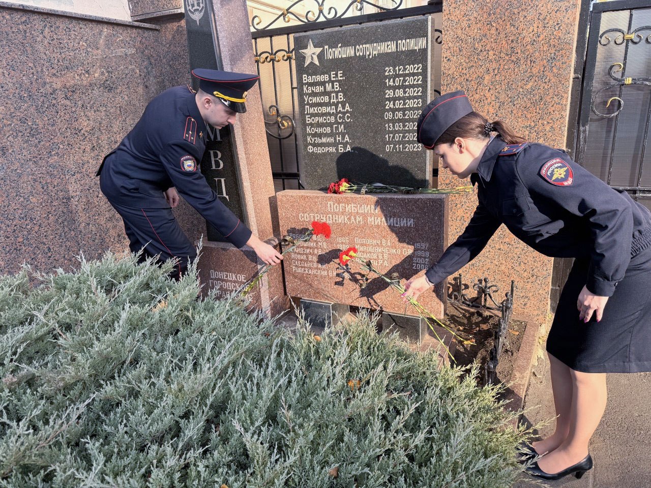 Служил Отечеству: В Донецке почтили память погибшего сотрудника МВД Служил Отечеству: В Донецке почтили память погибшего сотрудника МВД