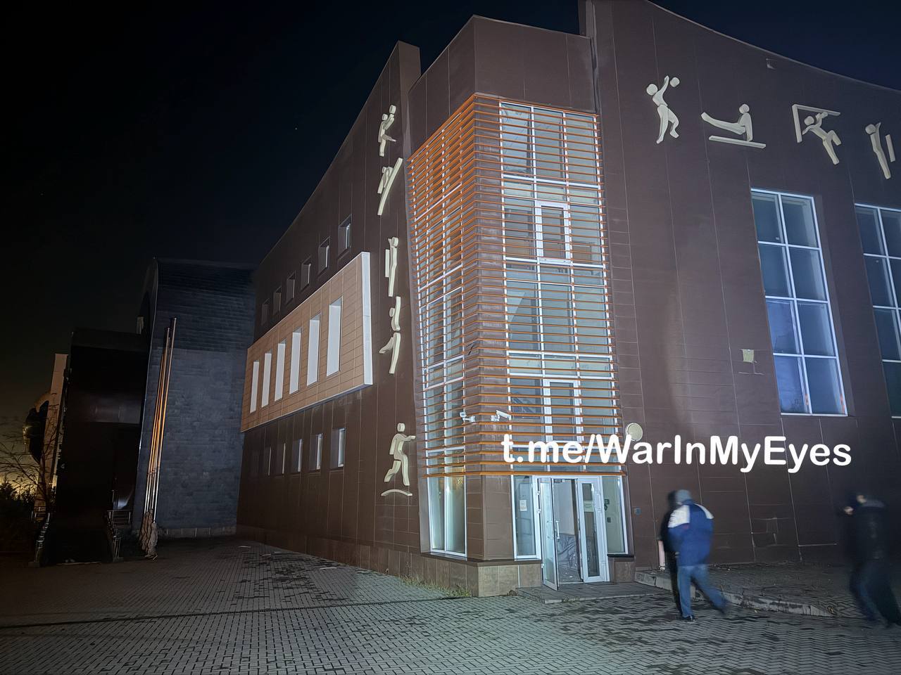 Ночной удар по Донецку: Школа и дома под огнем Ночной удар по Донецку: Школа и дома под огнем