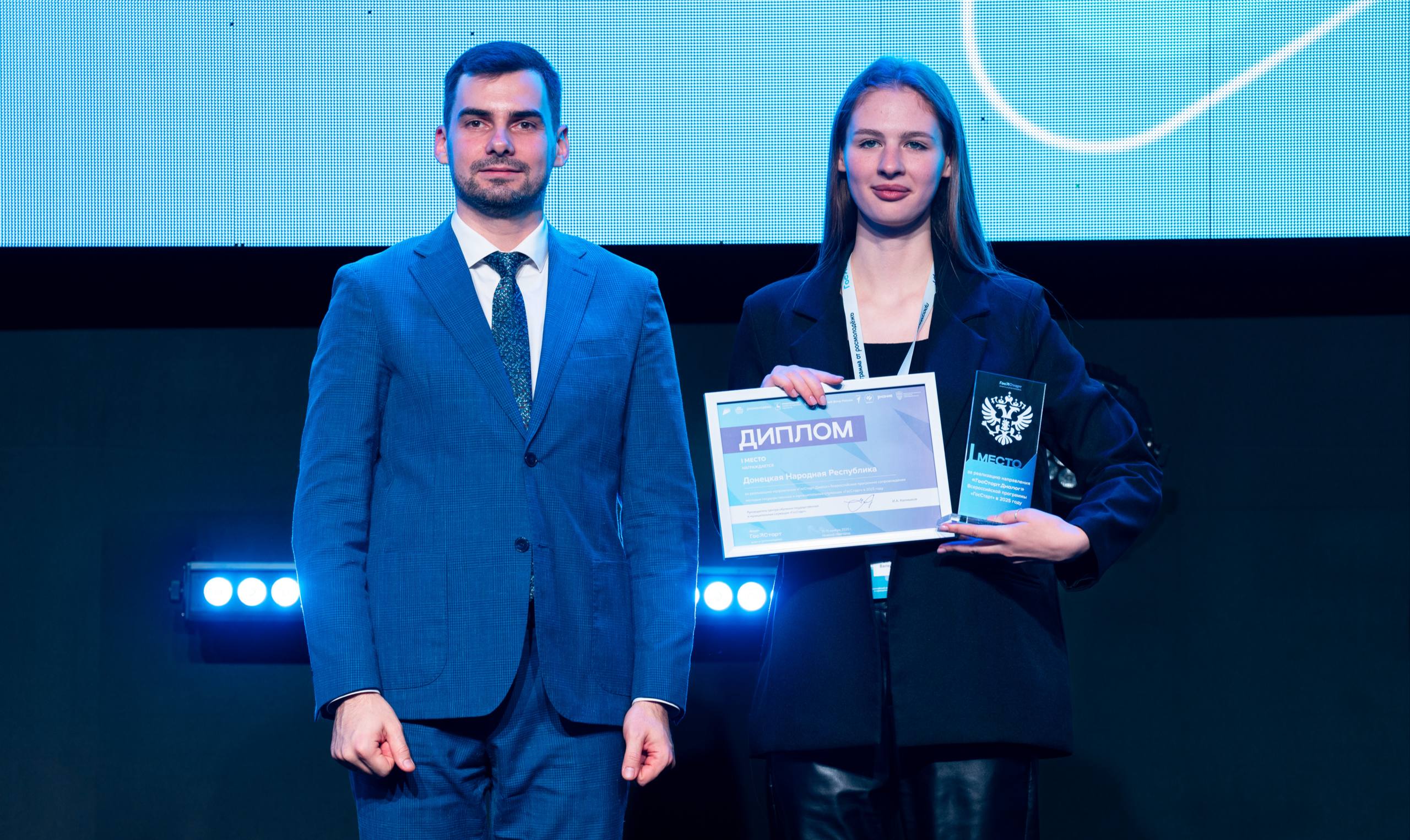 Восстановленное общежитие в Мариуполе, новая детская площадка в Донецке: дайджест новостей за 16 ноября