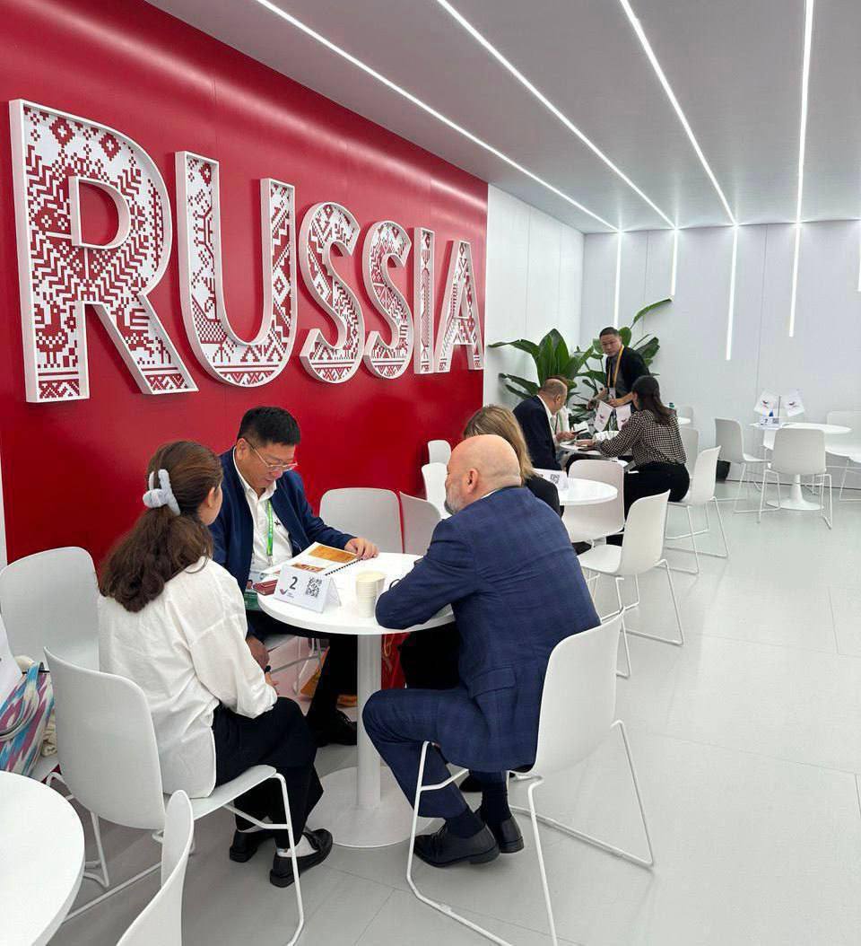 Восстановленное общежитие в Мариуполе, новая детская площадка в Донецке: дайджест новостей за 16 ноября