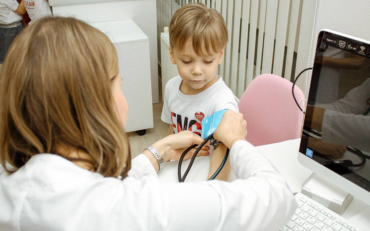 Восстановленное общежитие в Мариуполе, новая детская площадка в Донецке: дайджест новостей за 16 ноября