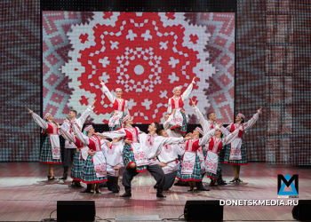 «Многонациональный Донбасс» покорил сердца: легендарный ансамбль дал большой сольный концерт в Донецке «Многонациональный Донбасс» покорил сердца: легендарный ансамбль дал большой сольный концерт в Донецке