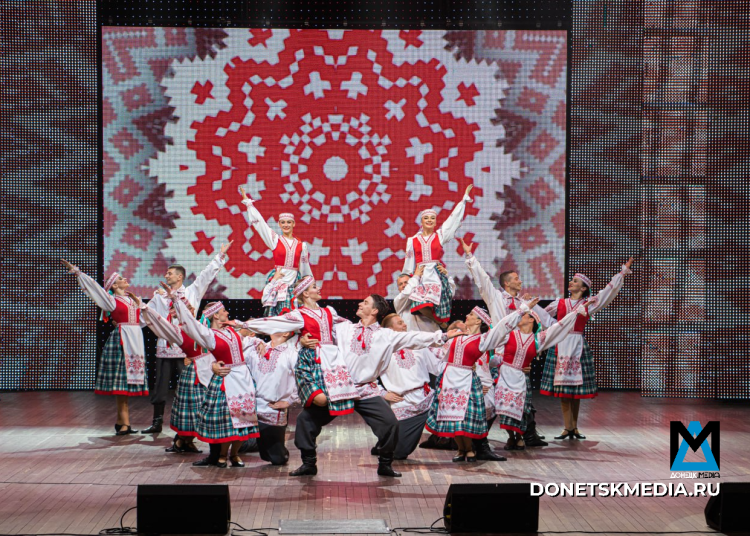 «Многонациональный Донбасс» покорил сердца: легендарный ансамбль дал большой сольный концерт в Донецке «Многонациональный Донбасс» покорил сердца: легендарный ансамбль дал большой сольный концерт в Донецке