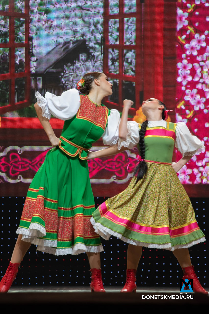 «Многонациональный Донбасс» покорил сердца: легендарный ансамбль дал большой сольный концерт в Донецке