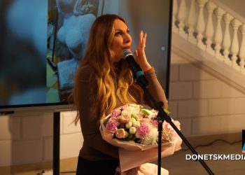 Отражение времени: Наталья Бочкарёва привезла в Луганск письмо красками о войне