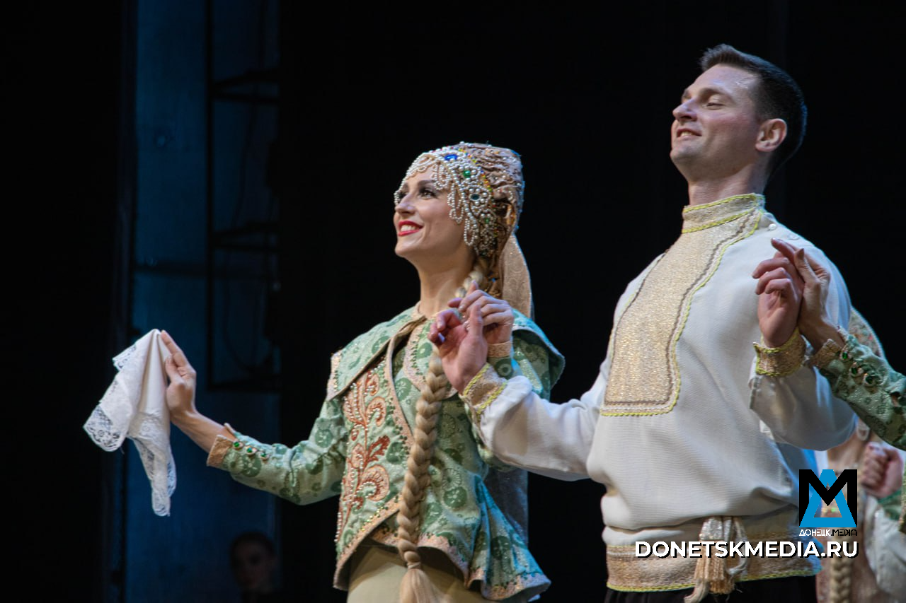 «Многонациональный Донбасс» покорил сердца: легендарный ансамбль дал большой сольный концерт в Донецке