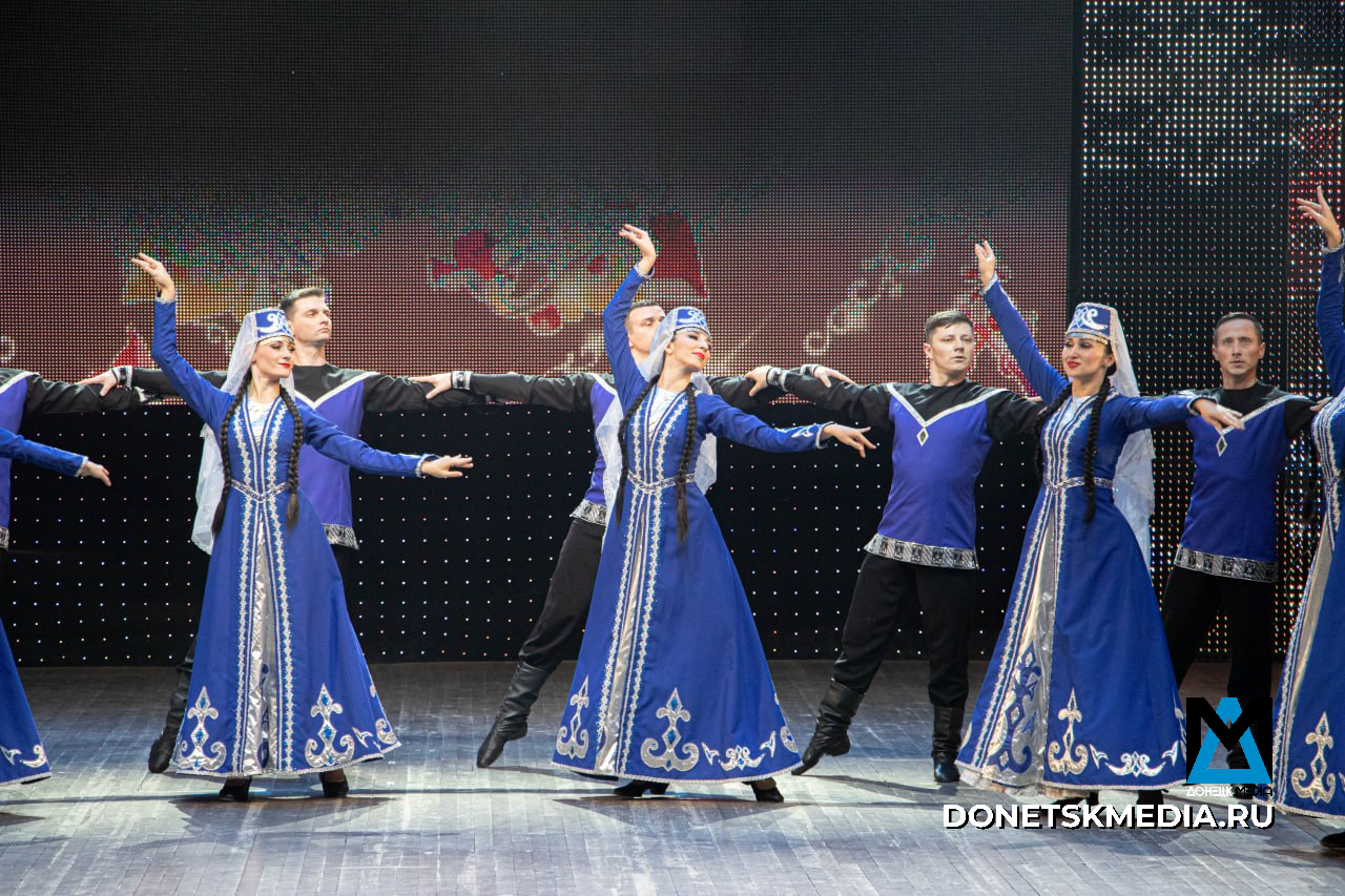 «Многонациональный Донбасс» покорил сердца: легендарный ансамбль дал большой сольный концерт в Донецке