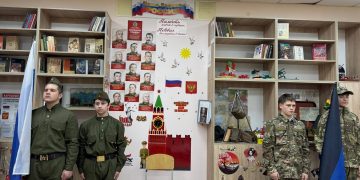 В Мангушской школе №1 открыли «Парту Героев»