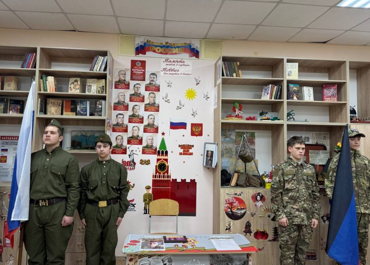 В Мангушской школе №1 открыли «Парту Героев»