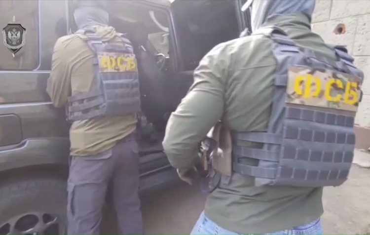 10 лет террора: в Луганске задержали агента СБУ и его диверсанта