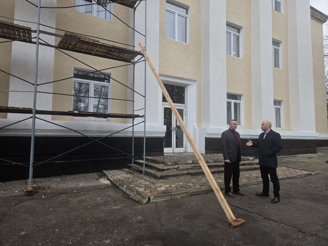 От ремонта школ до фестивалей и волонтёрства: чем запомнился день в городах Донбасса. Дайджест новостей за 3 декабря