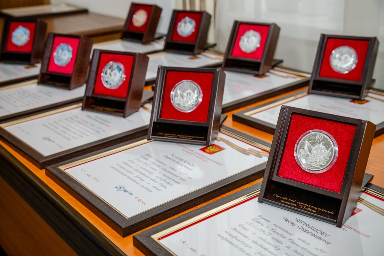 В Макеевке будет «прошлогодняя» елка, а другие округа открывают амбулатории и обновляют дороги. Дайджест новостей за 4 декабря