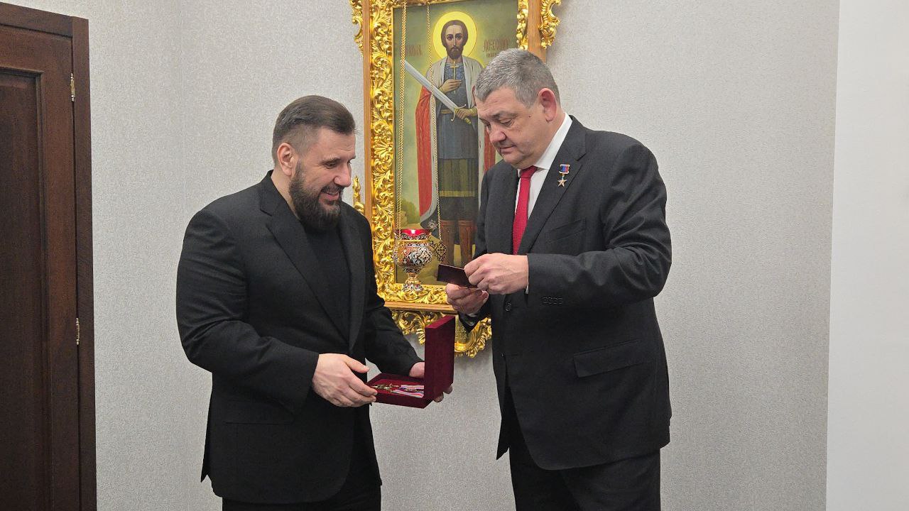 В Макеевке будет «прошлогодняя» елка, а другие округа открывают амбулатории и обновляют дороги. Дайджест новостей за 4 декабря