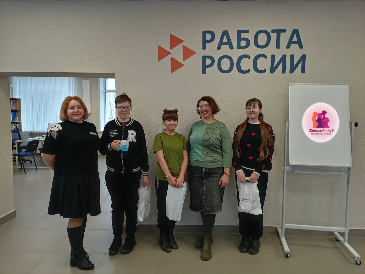 В Макеевке будет «прошлогодняя» елка, а другие округа открывают амбулатории и обновляют дороги. Дайджест новостей за 4 декабря