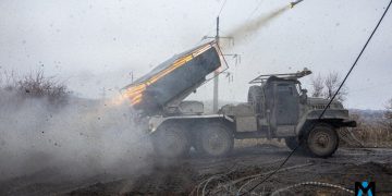 Группировка «Центр» предложила украинским боевикам в Димитрове сдаться в плен Группировка «Центр» предложила украинским боевикам в Димитрове сдаться в плен