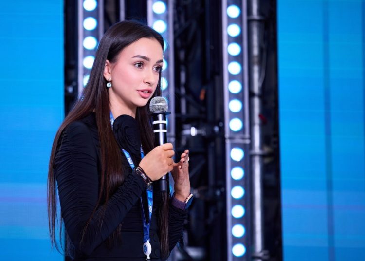 «Герой — это тот, кто не остаётся в стороне»: Ко Дню героя Отечества о преемственности поколений и проекте «СВОИ»