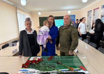 В Горловке открыли парту в честь Юрия Гартенко, освобождавшего Мариуполь и Пески В Горловке открыли парту в честь Юрия Гартенко, освобождавшего Мариуполь и Пески