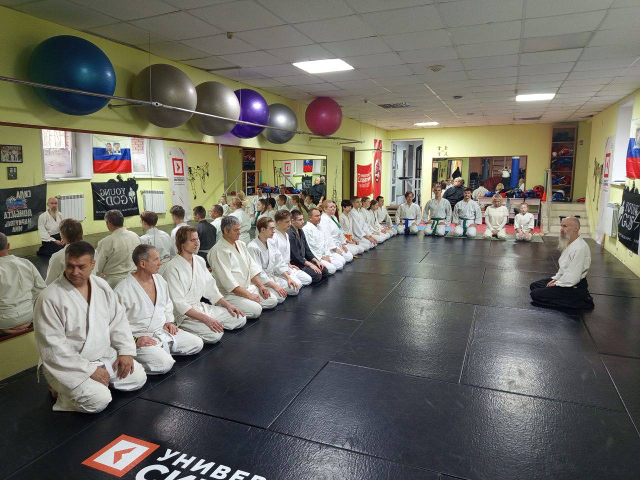 Иностранные журналисты в Донецке, новый бассейн в Дебальцево и новогодние подарки для детей Луганска. Дайджест за 16 декабря