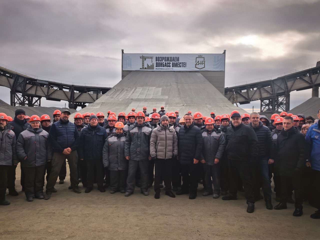 Иностранные журналисты в Донецке, новый бассейн в Дебальцево и новогодние подарки для детей Луганска. Дайджест за 16 декабря