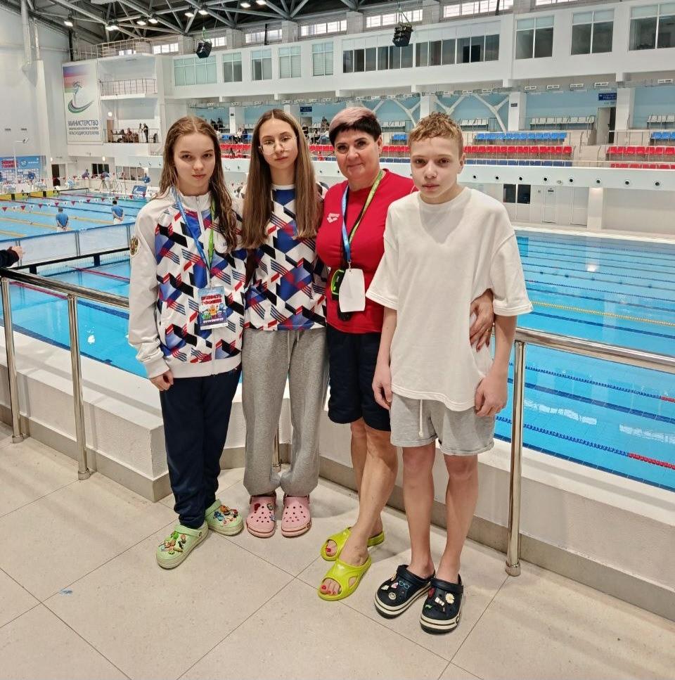 Иностранные журналисты в Донецке, новый бассейн в Дебальцево и новогодние подарки для детей Луганска. Дайджест за 16 декабря