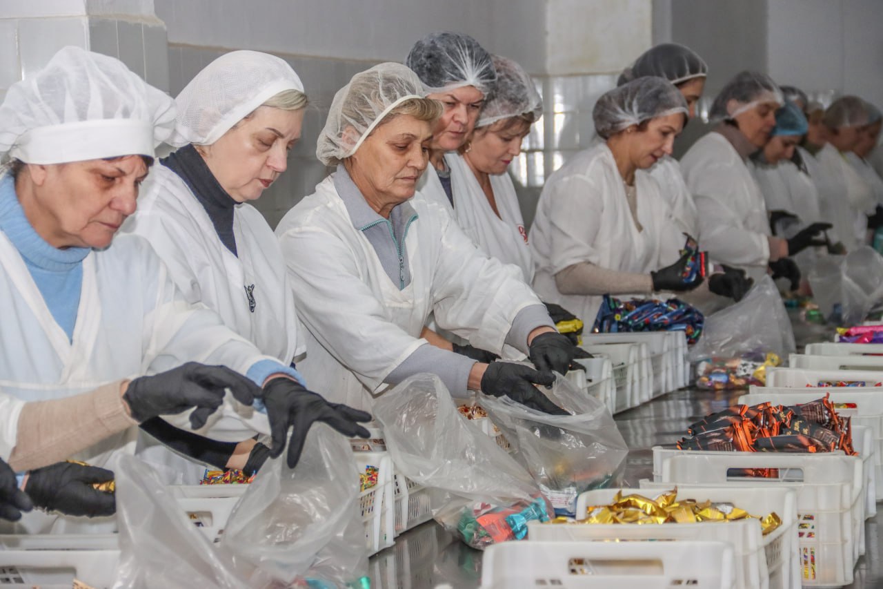 Иностранные журналисты в Донецке, новый бассейн в Дебальцево и новогодние подарки для детей Луганска. Дайджест за 16 декабря