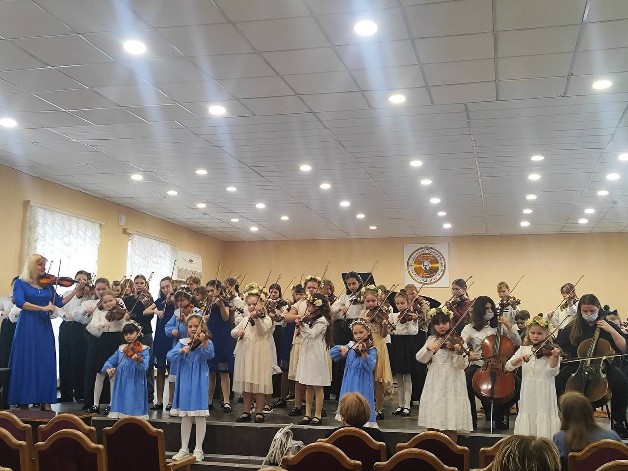 Иностранные журналисты в Донецке, новый бассейн в Дебальцево и новогодние подарки для детей Луганска. Дайджест за 16 декабря