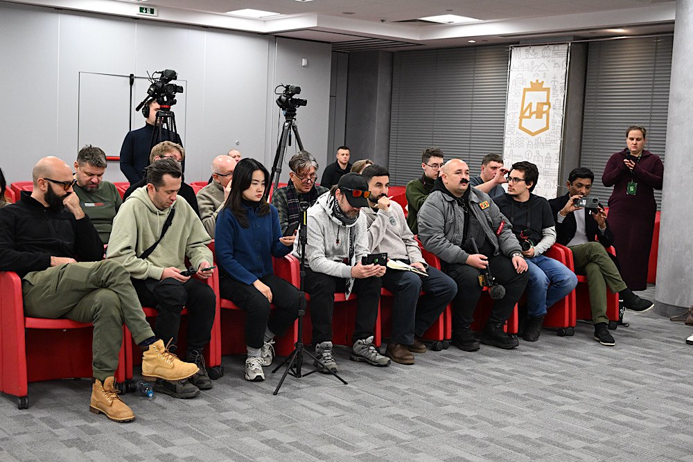 Иностранные журналисты в Донецке, новый бассейн в Дебальцево и новогодние подарки для детей Луганска. Дайджест за 16 декабря