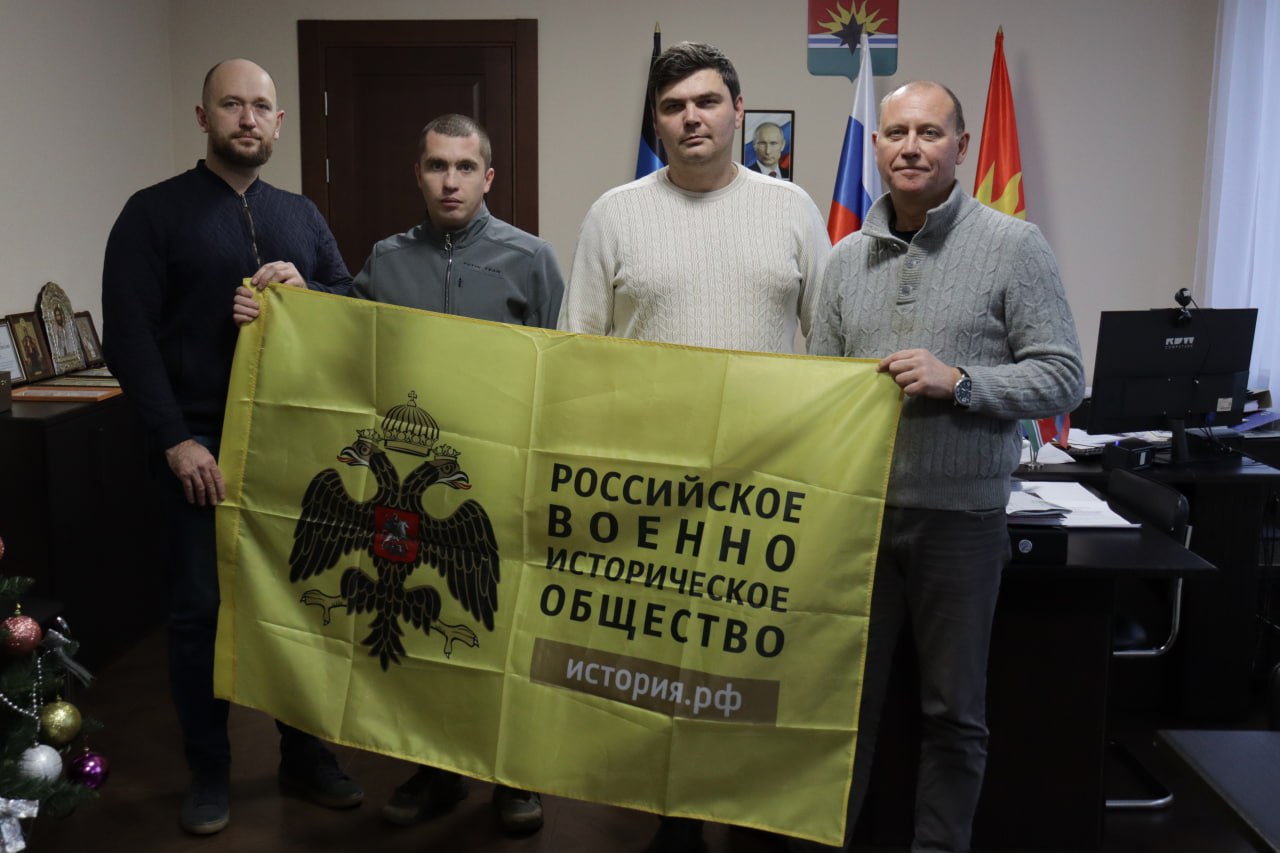 Иностранные журналисты в Донецке, новый бассейн в Дебальцево и новогодние подарки для детей Луганска. Дайджест за 16 декабря