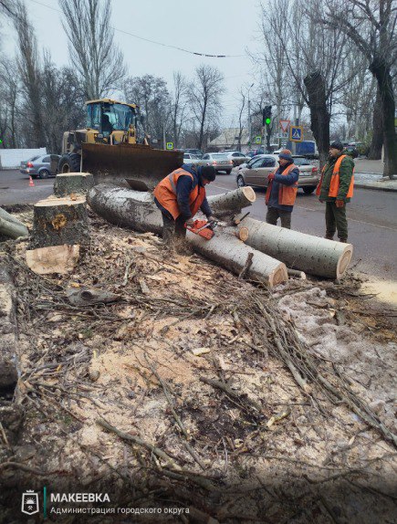 Восстановление в ДНР, подготовка к праздникам и будни служб: от ремонта дорог до патриотических акций, дайджест за 17 декабря