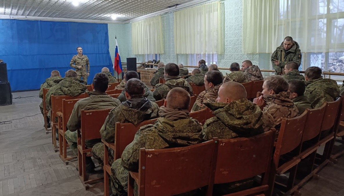 Восстановление в ДНР, подготовка к праздникам и будни служб: от ремонта дорог до патриотических акций, дайджест за 17 декабря