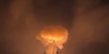 Кадры демилитаризации Киева: Синее зарево над Кривым Рогом и пожары в Черкассах Кадры демилитаризации Киева: Синее зарево над Кривым Рогом и пожары в Черкассах