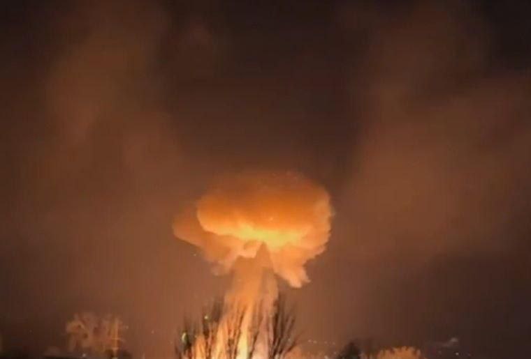 Кадры демилитаризации Киева: Синее зарево над Кривым Рогом и пожары в Черкассах