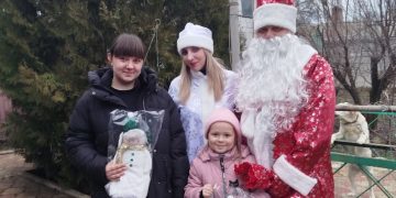 «Полицейский Дед Мороз» пришел в семью погибшего сослуживца в Володарском «Полицейский Дед Мороз» пришел в семью погибшего сослуживца в Володарском