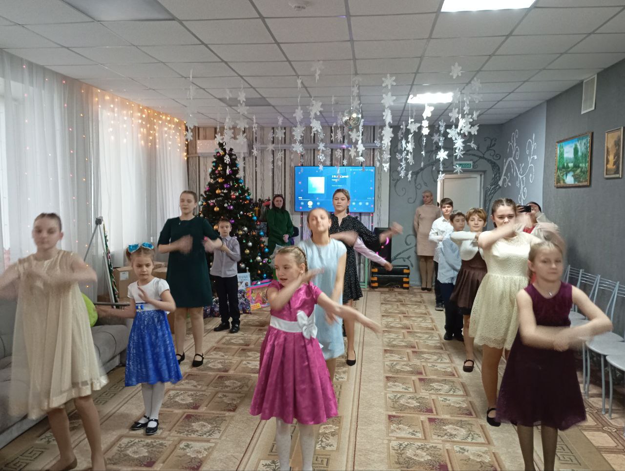 Новогодние спектакли в Донецком РАМТ и приятный сюрприз для взрослых из Снежного. Дайджест новостей за 30 декабря