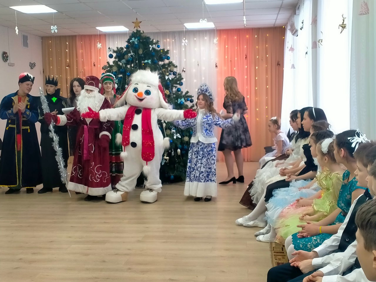 Новогодние спектакли в Донецком РАМТ и приятный сюрприз для взрослых из Снежного. Дайджест новостей за 30 декабря