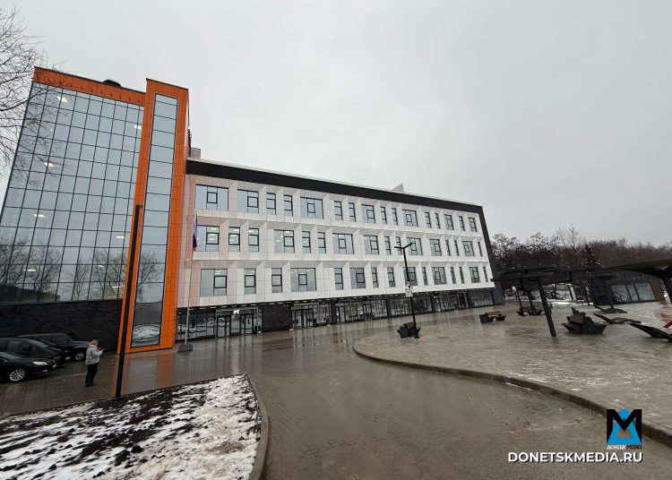 Вейкборд, скалодром, спортзалы и студия звукозаписи: В Донецке открылся крупнейший молодёжный центр России