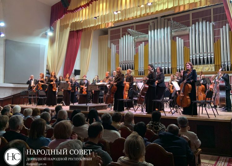 Почётный деятель искусств Москвы выступила в Донецке для семей защитников Отечества