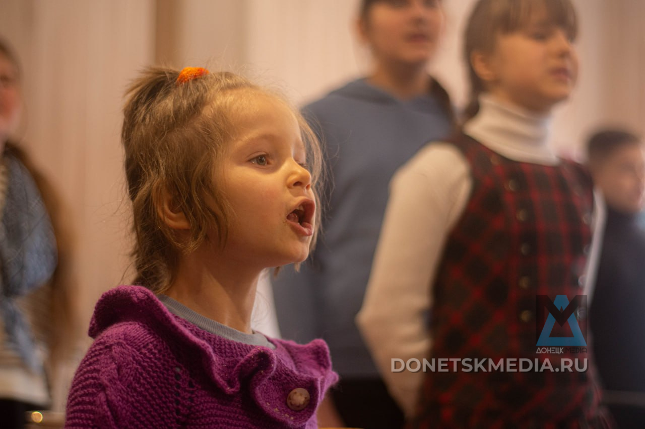 Как на израненной Петровке Донецка дети встретили Рождество