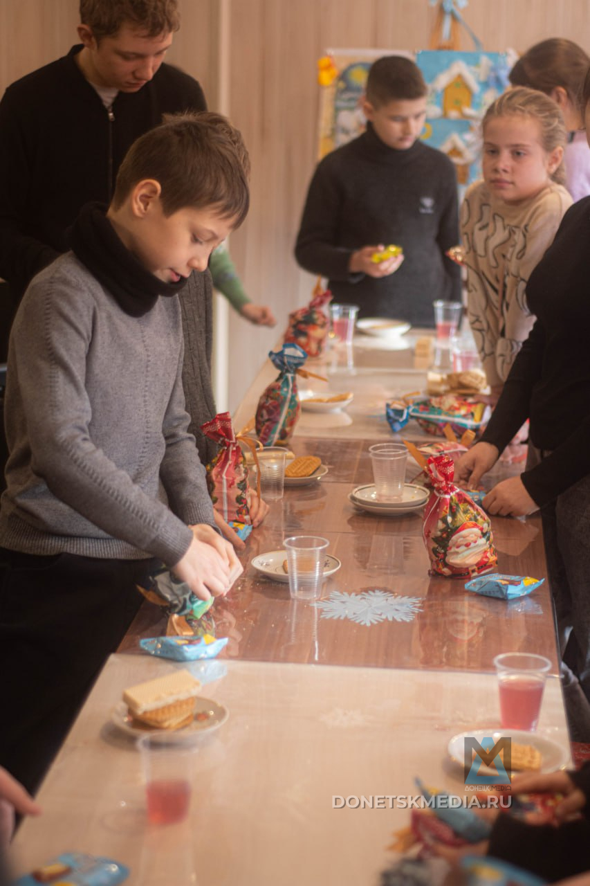 Как на израненной Петровке Донецка дети встретили Рождество