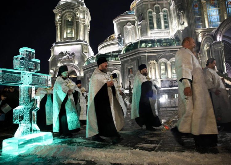 Фоторепортаж: Крещение Господне встретили в Главном храме ВС России