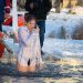 В Донецке состоялись крещенские купания, несмотря на сохраняющуюся угрозу обстрелов.