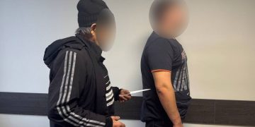 Семейные посиделки с холодным оружием