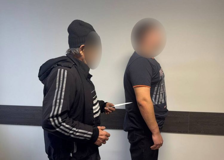 Семейные посиделки с холодным оружием