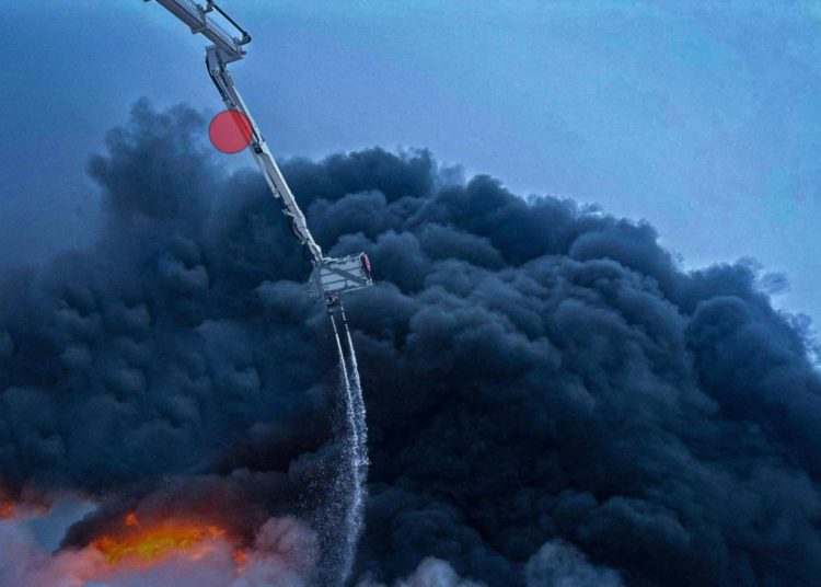 Горящий нефтепровод во Львовщине не могут потушить уже сутки после удара