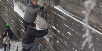 В Киеве сняли надпись у «Родины-матери»