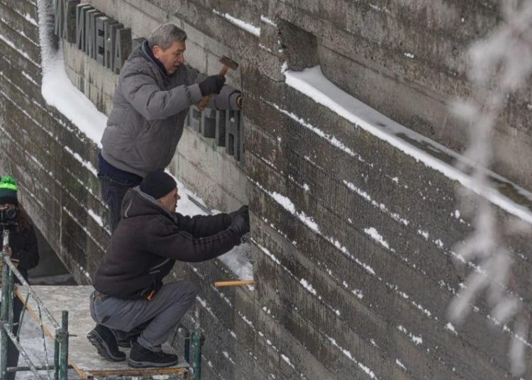 В Киеве сняли надпись у «Родины-матери»