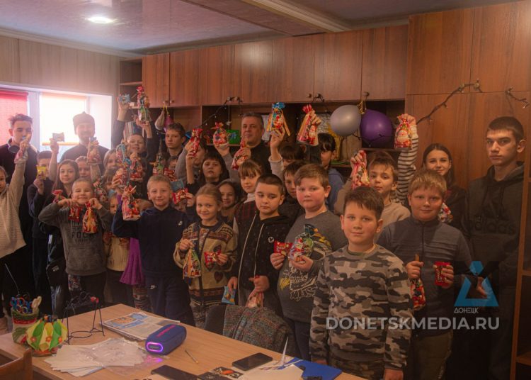 Как на израненной Петровке Донецка дети встретили Рождество Как на израненной Петровке Донецка дети встретили Рождество